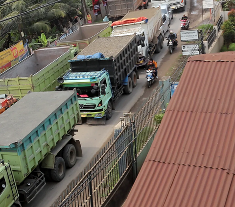 Pj Gubernur Jabar Minta Truk Tambang Galian C di Parung Panjang Patuhi Aturan Jam Operasi