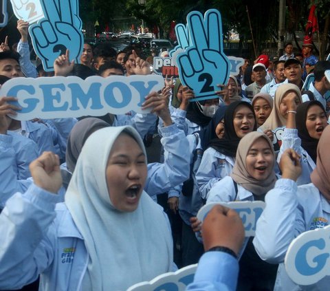 Pendukung TKN Pemilih Muda (Fanta) Prabowo-Gibran melakukan aksi saat peluncuran platfrom digital pemilihmuda.id di depan gedung Fanta Headquarters Prabowo-Gibran, Menteng, Jakarta, Kamis (14/12/2023).<br>
