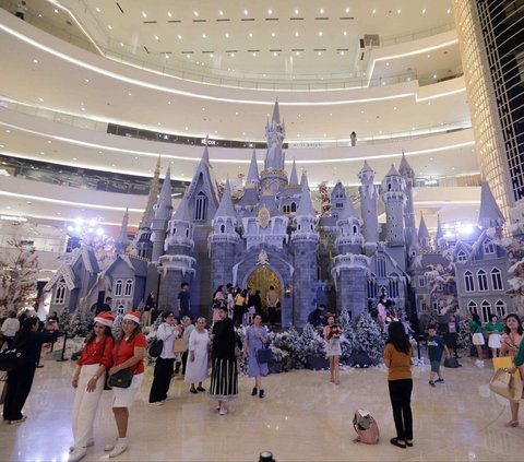 FOTO: Kastil Megah Setinggi 16 Meter Semarakkan Perayaan Natal di Senayan City