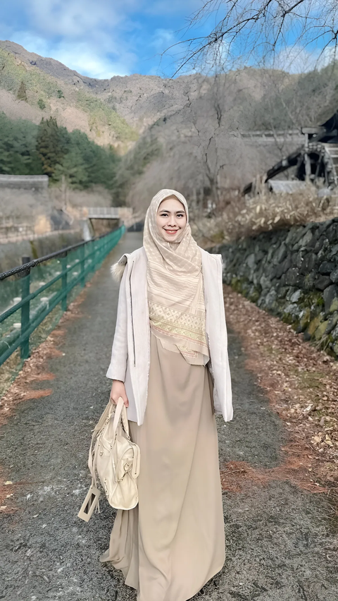 Portrait Mix and Match Stylish Oki Setiana Dewi When Traveling to Japan