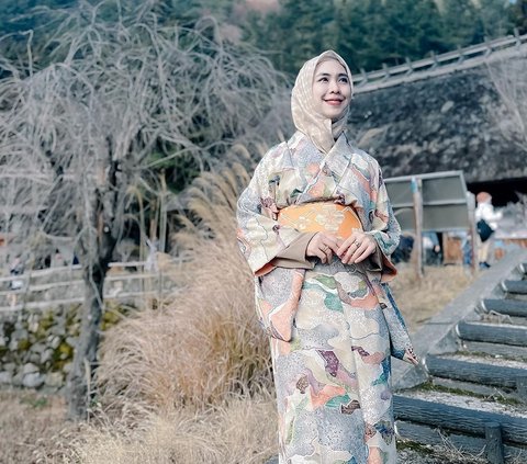 Potret Mix and Match Stylish Oki Setiana Dewi Saat Traveling ke Jepang