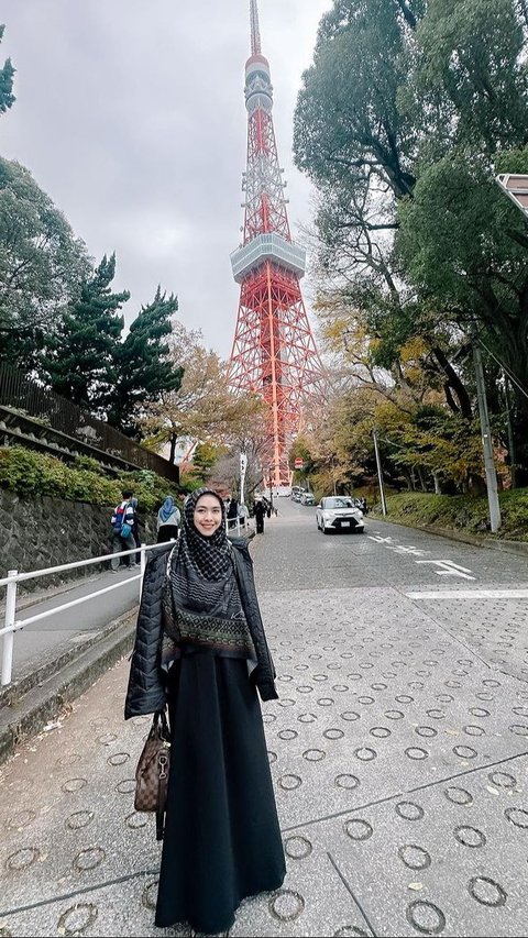 Potret Mix and Match Stylish Oki Setiana Dewi Saat Traveling ke Jepang
