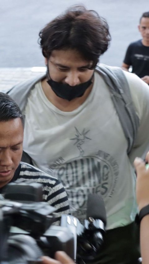 Penampakan Ammar Zoni Digelandang Polisi untuk Tes Urine, Hasil Positif Konsumsi Sabu dan Ganja