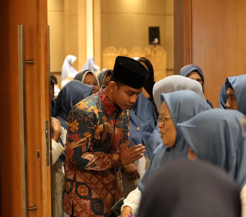 Cawapres Gibran Rakabuming Raka mengajak Ibu Nyai untuk meningkatkan kualitas Sumber Daya Manusia (SDM) di Pondok Pesantren.