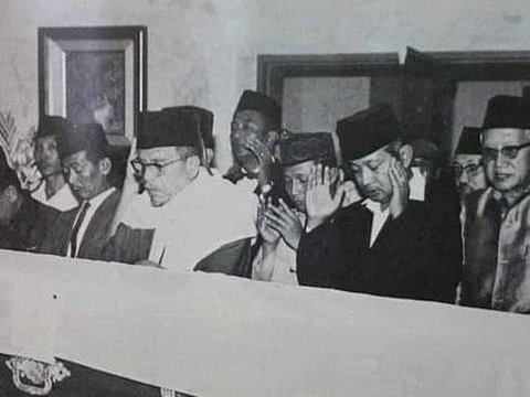 Foto Lawas Buya Hamka jadi Imam Salat Jenazah Soekarno, Aksinya Ditentang Teman karena Dituduh Pembunuh