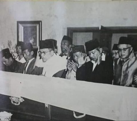 Unggahan tersebut juga menjadi perbincangan hangat bagi sebagian masyarakat. Berbagai komentar pun membanjiri unggahan potret Buya Hamka menjadi Imam salat jenazah Soekarno. <br>