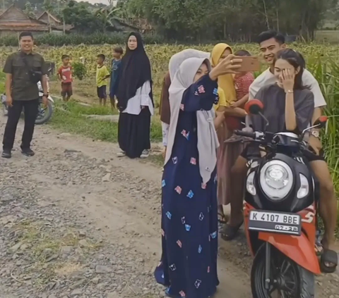 Dijuluki Pasutri Gemas, 10 Potret Pratama Arhan dan Azizah Salsha Diserbu Fans di Pinggir Sawah