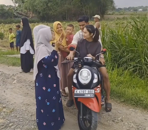 Dijuluki Pasutri Gemas, 10 Potret Pratama Arhan dan Azizah Salsha Diserbu Fans di Pinggir Sawah