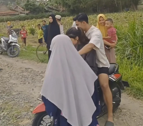 Dijuluki Pasutri Gemas, 10 Potret Pratama Arhan dan Azizah Salsha Diserbu Fans di Pinggir Sawah