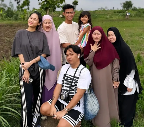 Dijuluki Pasutri Gemas, 10 Potret Pratama Arhan dan Azizah Salsha Diserbu Fans di Pinggir Sawah