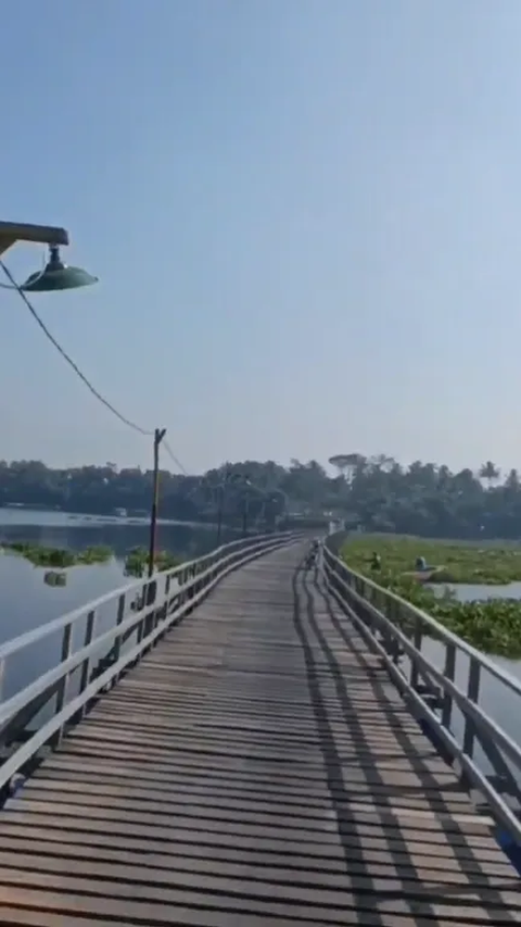 Sensasi Melintas di Atas Jembatan Kayu Merlin, Bisa Lihat Pemandangan Eksotis Waduk Saguling