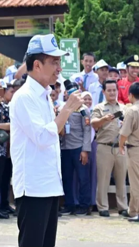 Momen Presiden Jokowi Kepanasan Hingga Pinjam Topi Siswa SMK, Ternyata Mengaku Fans