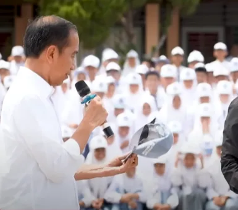 Momen Presiden Jokowi Kepanasan Hingga Pinjam Topi Siswa SMK, Ternyata Mengaku Fans