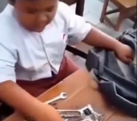 Bocah SD Bawa Tas Berat dan Penuh, Isinya Ternyata Perkakas Bengkel