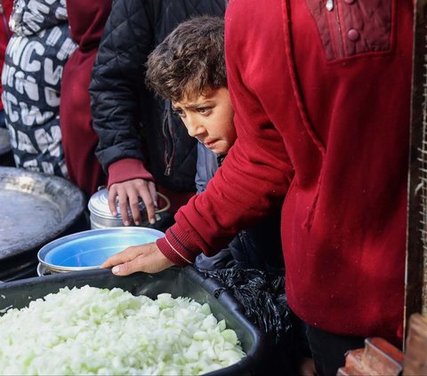 FOTO: Kelaparan, Anak-Anak Palestina di Jalur Gaza Mengantre Panjang Demi Makanan