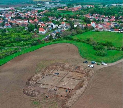 The Discovery of an Ancient Tomb Belonging to a Couple Buried with Treasure