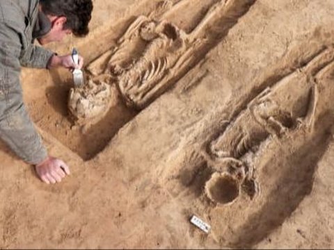 The Discovery of an Ancient Tomb Belonging to a Couple Buried with Treasure