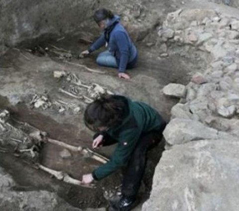 The Discovery of an Ancient Tomb Belonging to a Couple Buried with Treasure