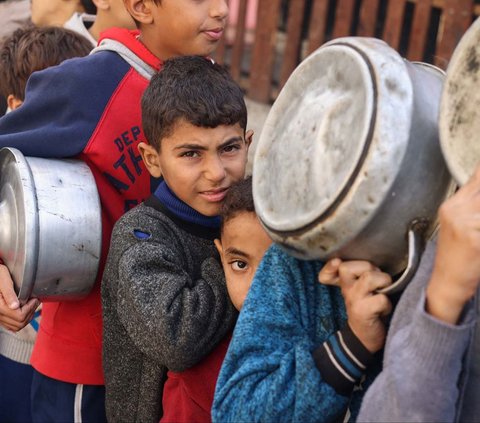 FOTO: Kelaparan, Anak-Anak Palestina di Jalur Gaza Mengantre Panjang Demi Makanan