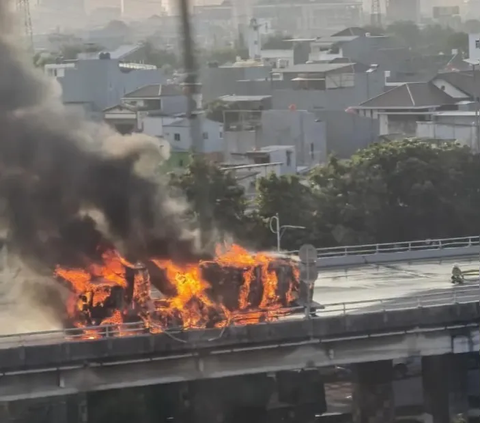 Viral Truk terbakar di KM 16 Tol Dalam Kota, Ternyata Ini Penyebabnya
