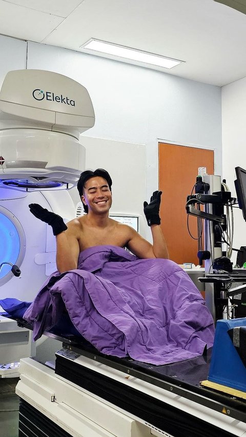 Strong! Portrait of Vidi Aldiano Undergoing Final Radiation Treatment for Cancer