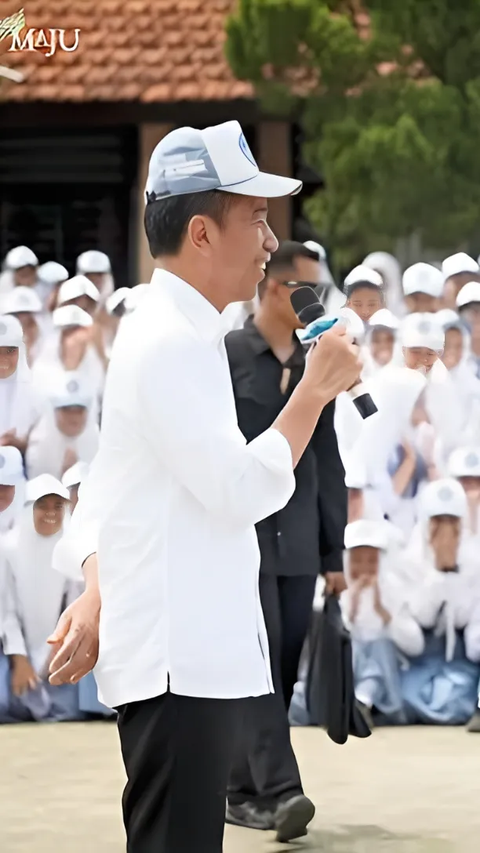 Jokowi Pinjam Topi Anak SMK: Tadi Pagi Keramas Gak?<br>