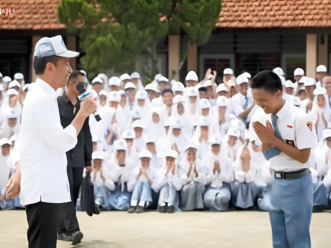 Jokowi Pinjam Topi Anak SMK: Tadi Pagi Keramas Gak?