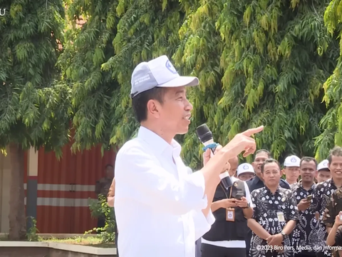 Jokowi Pinjam Topi Anak SMK: Tadi Pagi Keramas Gak?