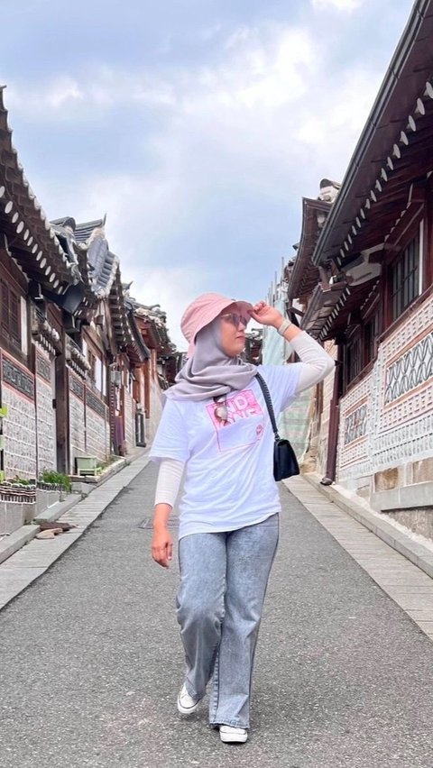 Far away to Korea with the intention of taking aesthetic photos, this woman is disappointed that not a single good shot was taken: 'This is just Tanah Abang'.