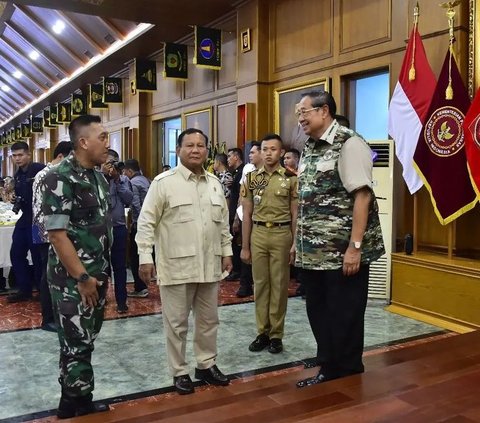 Bukan hanya SBY saja, terlihat Menteri Pertahanan Indonesia Prabowo Subianto juga hadir dalam acara Reuni Emas 50 Tahun Cadaka Dharma di Magelang. <br>