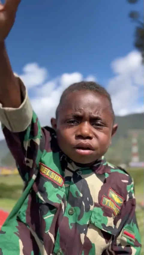 Bocah Papua Ucapkan Terima Kasih kepada Prajurit TNI