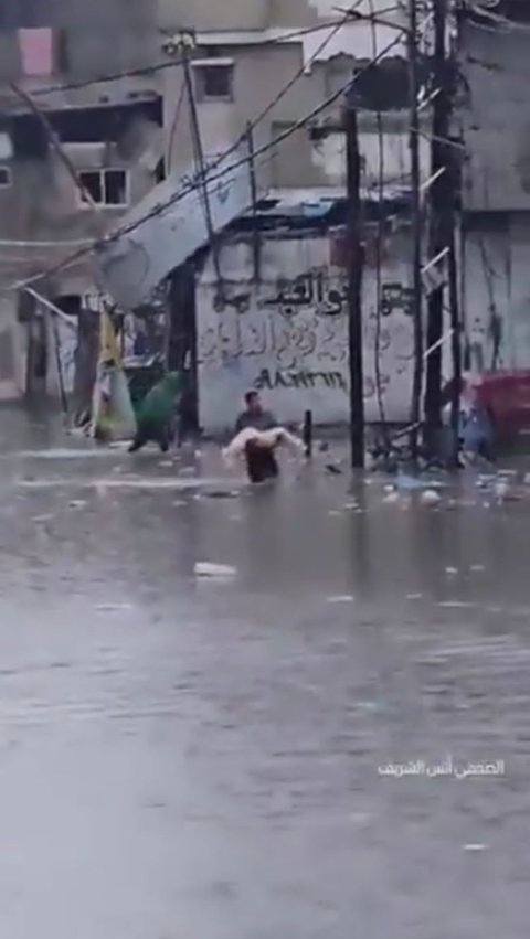 Kantor berita Al Jazeera melaporkan bahwa hujan lebat dan angin kencang mempersulit proses pemakaman jenazah.