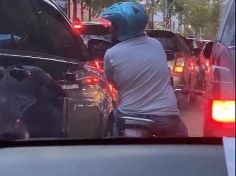 Diduga Minta Uang, Aksi Pengemudi Motor Ketok Kaca Mobil di Jalanan Ini Bikin Resah Warga