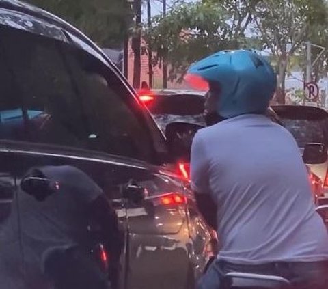 Diduga Minta Uang, Aksi Pengemudi Motor Ketok Kaca Mobil di Jalanan Ini Bikin Resah Warga