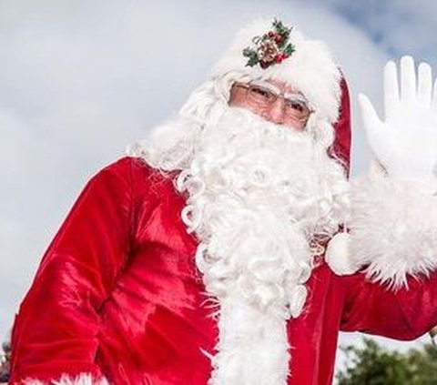Banyak orang kerap menyamakan tokoh Sinterklaas dan Santa Klauss karena keduanya identik dengan hari raya natal. Bagi banyak anak yang tinggal di Amerika Serikat, sosok Santa Clauss memang sangat populer.