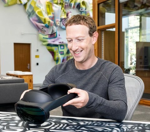 Mark Zuckerberg Pamer Mix and Match Outfit Pakai Kacamata Meta