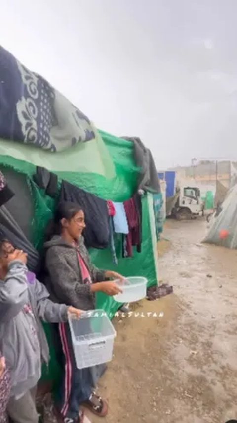 Momen Warga Palestina di Pengungsian Bahagia Lihat Hujan, Siapkan Wadah Guna Tampung Air<br>
