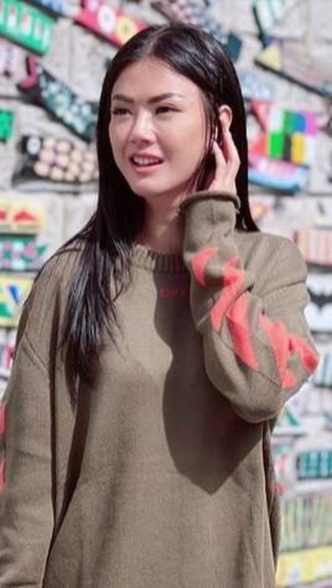 Memakai sweater sederhana, Nita Gunawan disebut mirip artis Korea.