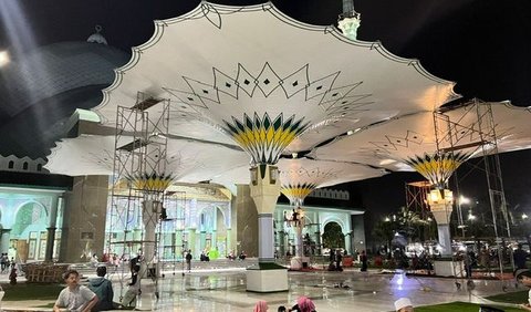 Dihiasi payung Nabawi