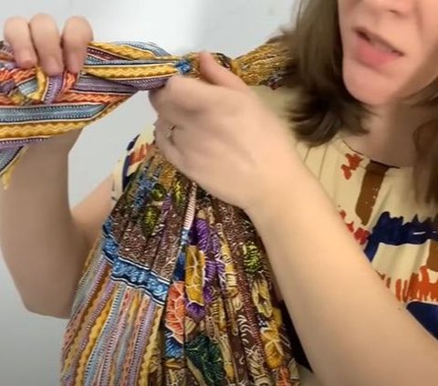 Bule Cantik  Ini Senang Banget Belajar Gendongan Anak Pakai Jarik Batik 'Lucu Banget'