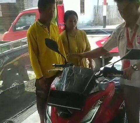 Ingat Emak-Emak Nangis Kejer Gegara Minta Surat Motor Baru Atas Namanya Ditolak Suami? Kini Bisa Tersenyum Lebar, Sampai Mandi Kembang