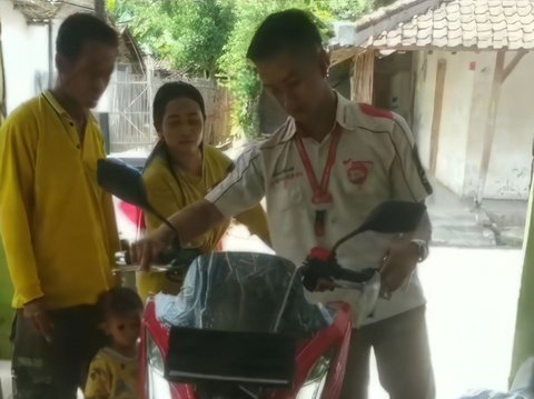 Remember the Mothers Crying Hard Because Their Request for a New Motorcycle Registration in Their Name Was Rejected by Their Husbands? Now They Can Smile Widely, Even Taking Flower Baths