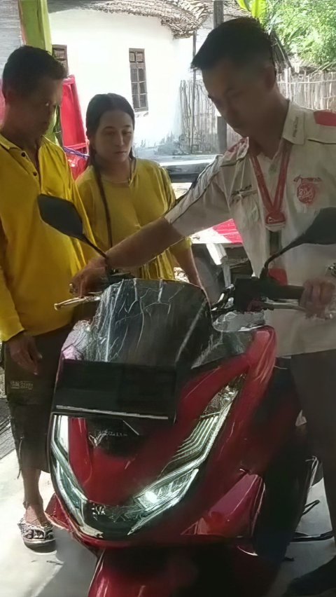 Ingat Emak-Emak Nangis Kejer Gegara Minta Surat Motor Baru Atas Namanya Ditolak Suami? Kini Bisa Tersenyum Lebar, Sampai Mandi Kembang