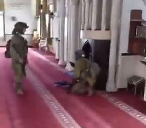Viral Video Tentara Israel Masuk Masjid di Palestina dan Baca Doa Yahudi Pakai Toa