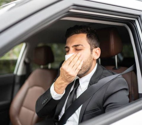 Scary! This Man's Throat Torn from Holding Back a Sneeze, Becomes the First in the World