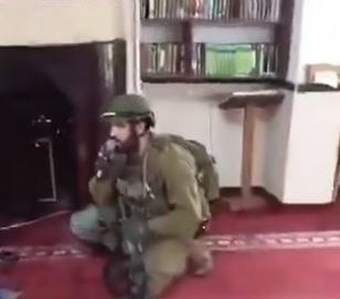 Viral Video Tentara Israel Masuk Masjid di Palestina dan Baca Doa Yahudi Pakai Toa