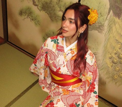 Pesona Cantik Dua Lipa Saat Mengenakan Kimono Ala Gadis Jepang