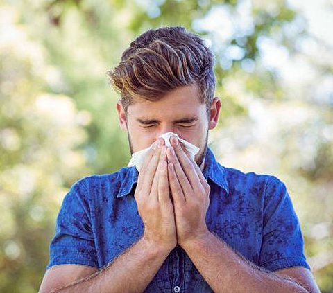 Scary! This Man's Throat Torn from Holding Back a Sneeze, Becomes the First in the World