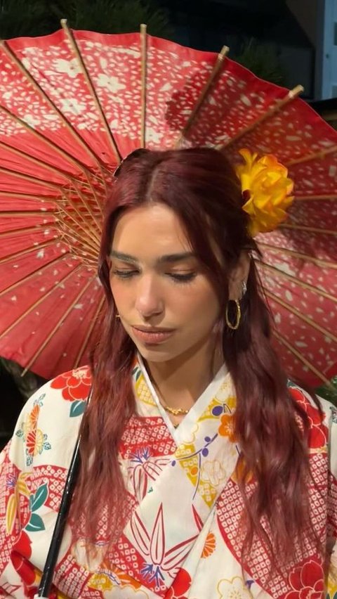 Pesona Cantik Dua Lipa Saat Mengenakan Kimono Ala Gadis Jepang