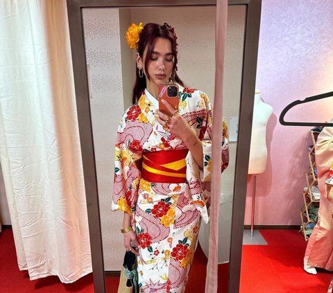 Pesona Cantik Dua Lipa Saat Mengenakan Kimono Ala Gadis Jepang